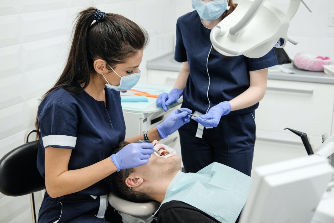 Mejor que un dentista: así se puede eliminar el sarro de los dientes en casa