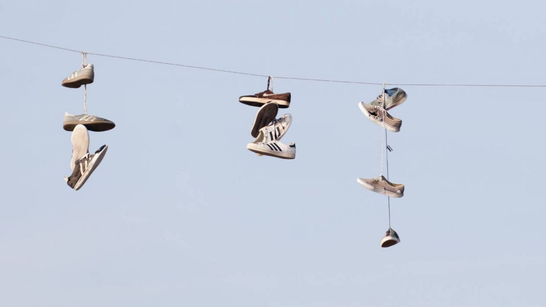 Qué significan las zapatillas colgadas en los cables de luz