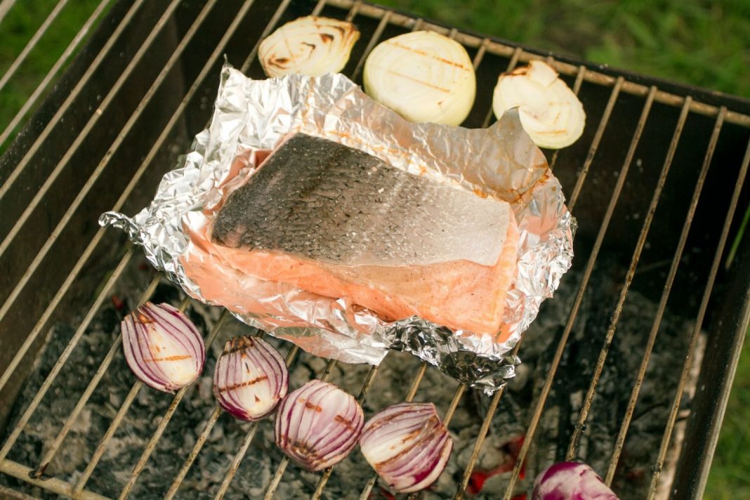 Lubina a la brasa así se debe hacer para que no se queme en la barbacoa