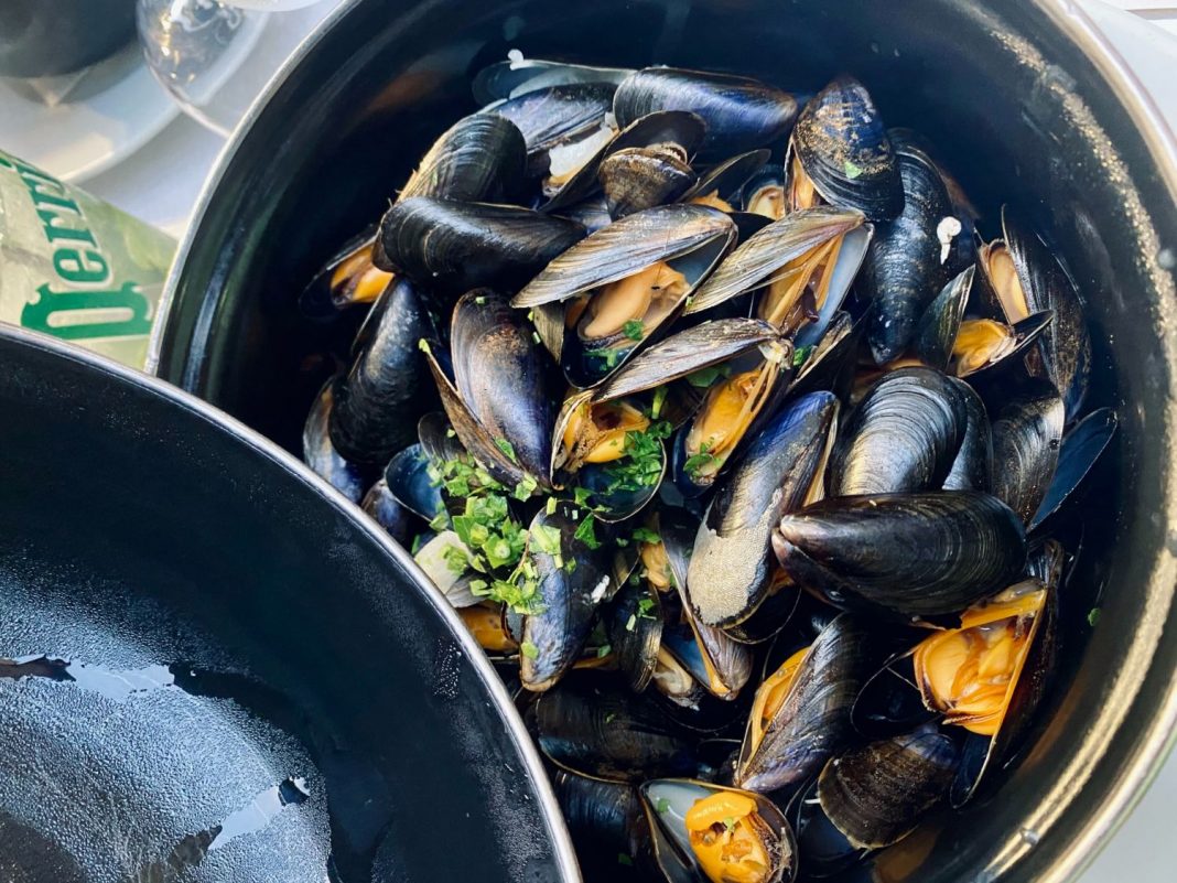 Mejillones al vapor la especia que debes echar al agua para darles más sabor