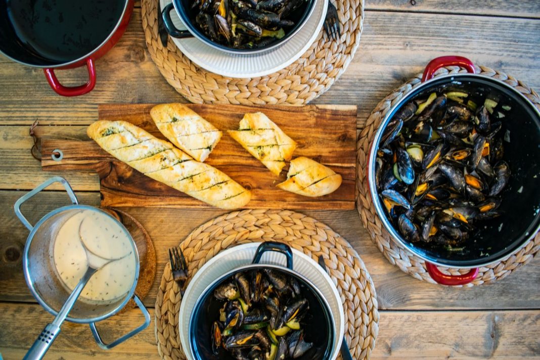 Mejillones al vapor la especia que debes echar al agua para darles más sabor