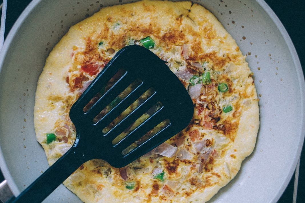 Tortilla de bacalao el truco para que se mezclen bien todos los elementos