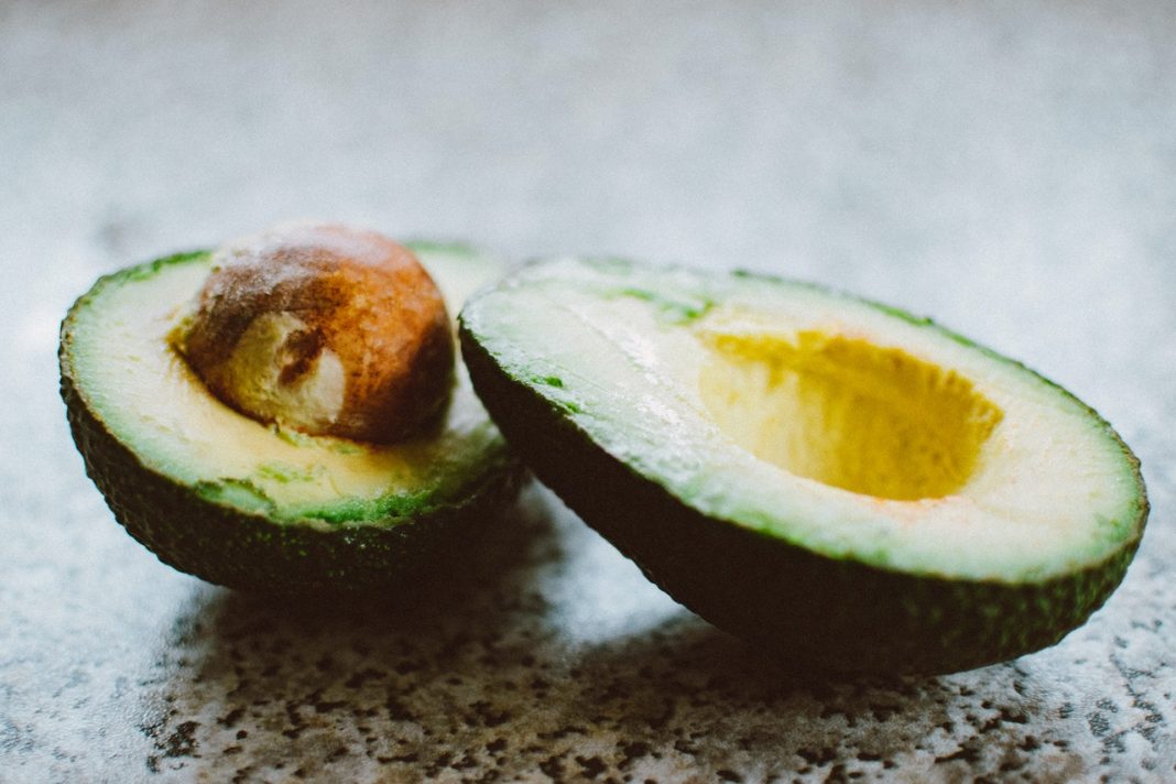 Aguacates rellenos la receta estrella para un popurrí de sabores en la boca