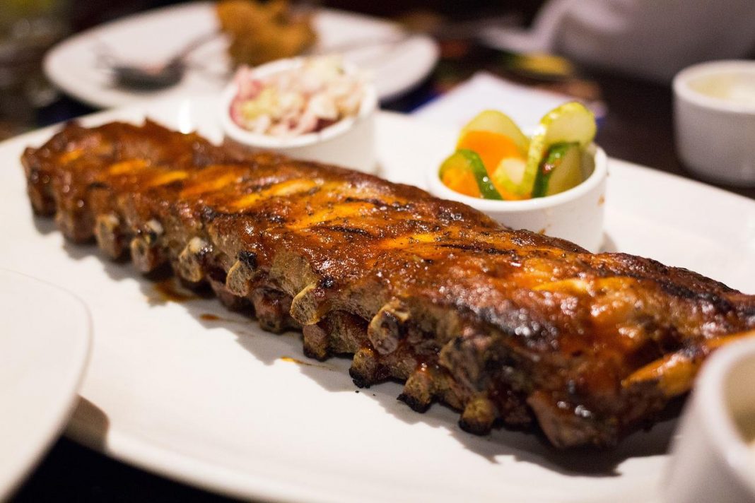 Costillas al horno el truco para que te queden jugosas por dentro