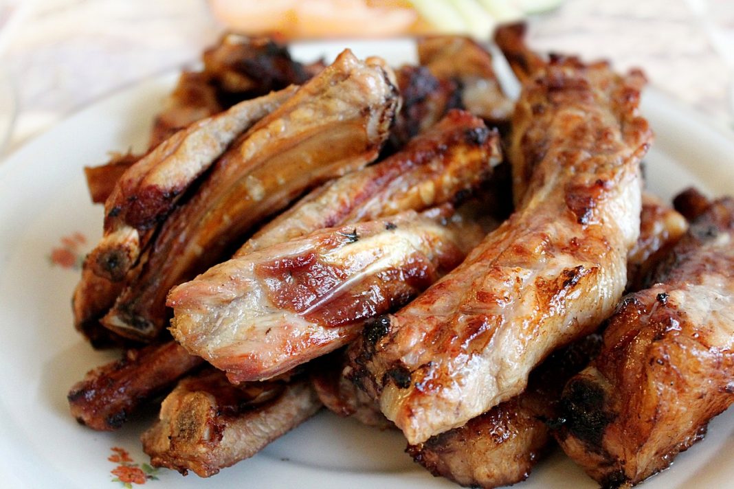 Costillas al horno el truco para que te queden jugosas por dentro