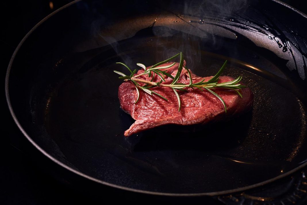 El truco para que la carne no suelte agua al freírse