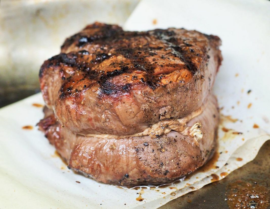 Lomo al champignon el plato que acompañarás con una barra de pan entera