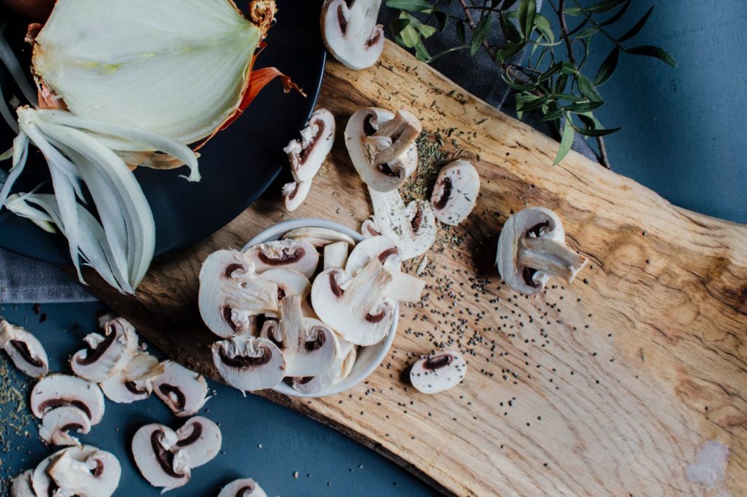 Lomo al champignon el plato que acompañarás con una barra de pan entera