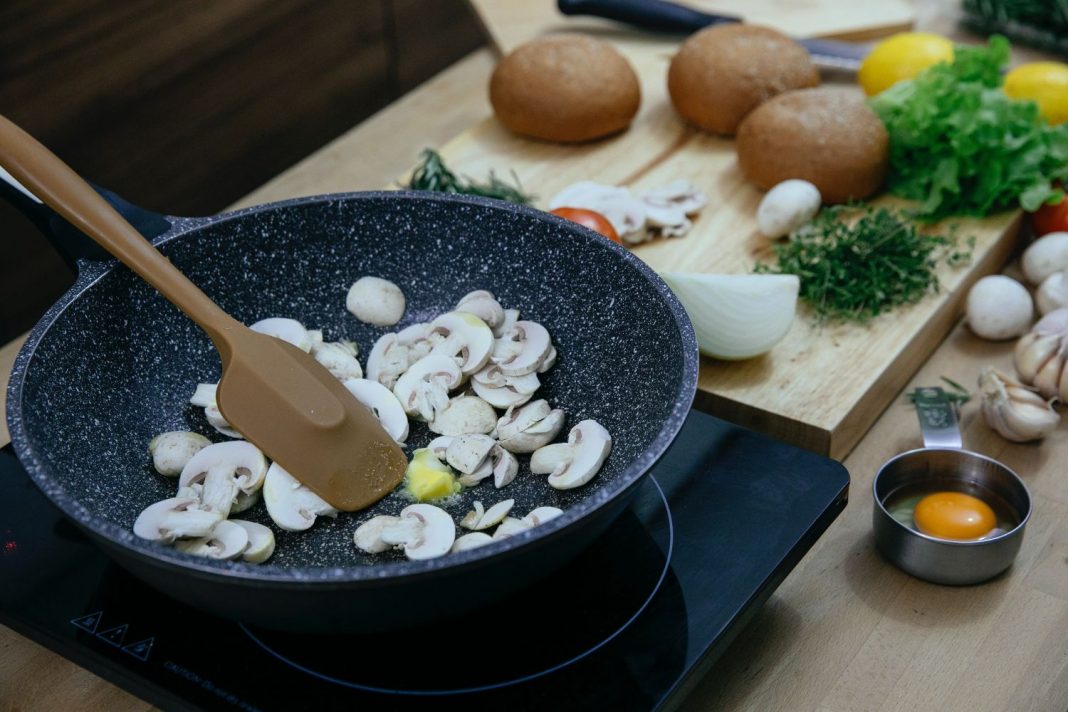 Lomo al champignon el plato que acompañarás con una barra de pan entera