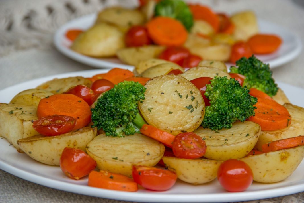 Patatas reventás, la guarnición que puedes poner en carnes y pescados