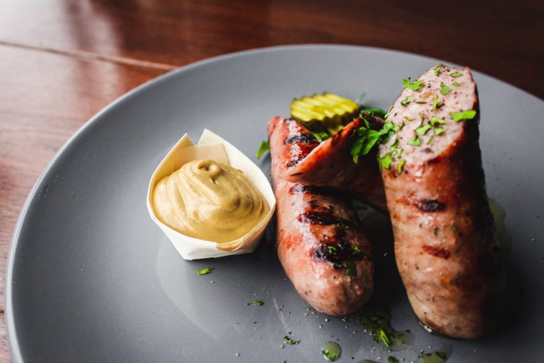 Salchichas al vino blanco el plato que salva tus cenas y está delicioso