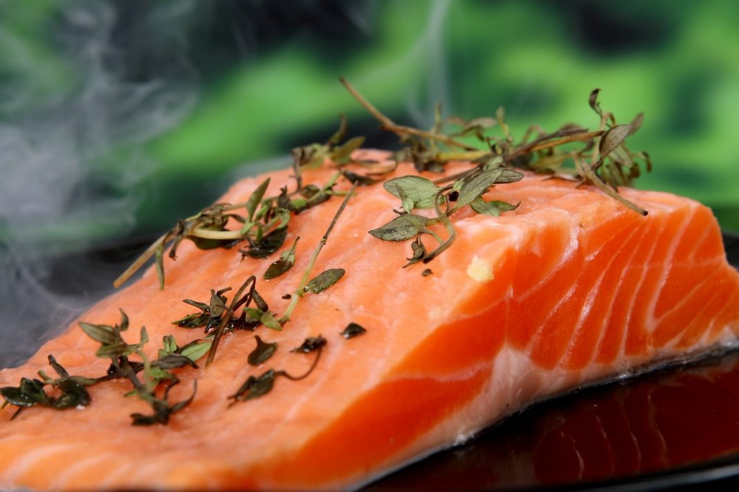 Salmón al horno estos son los ingredientes que pueden acompañarle para darle más sabor