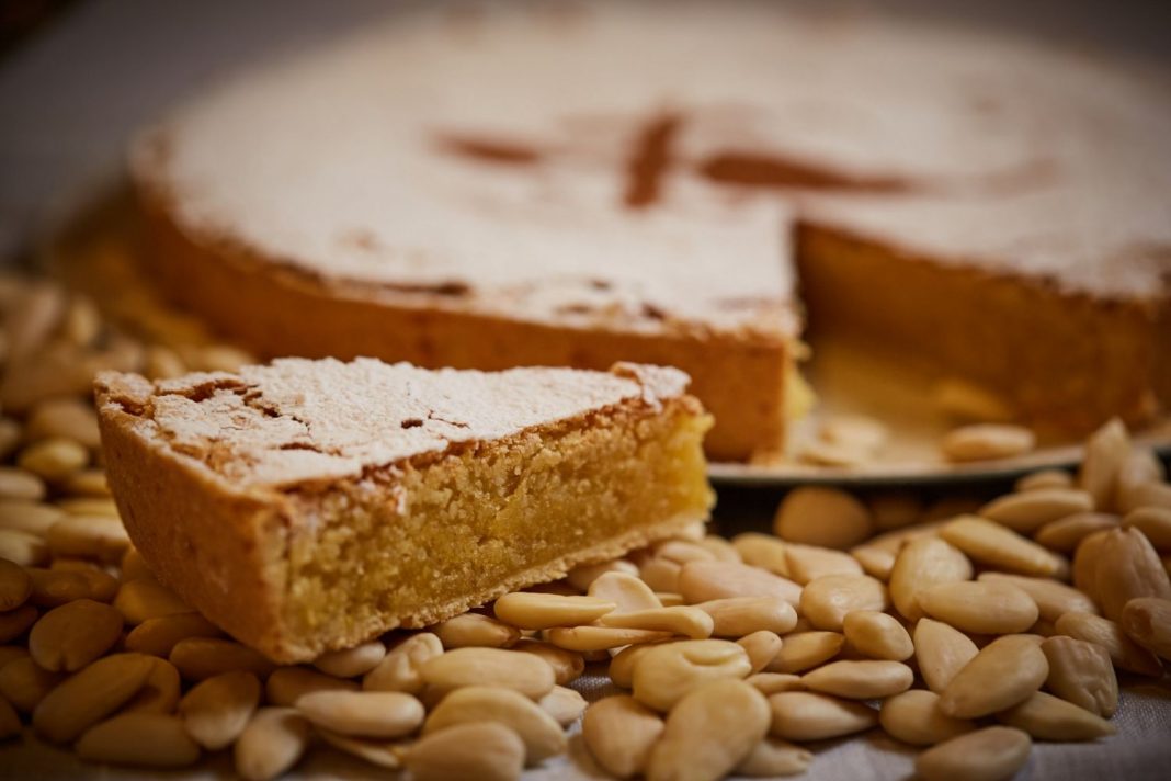 Decorar la tarta con almendras