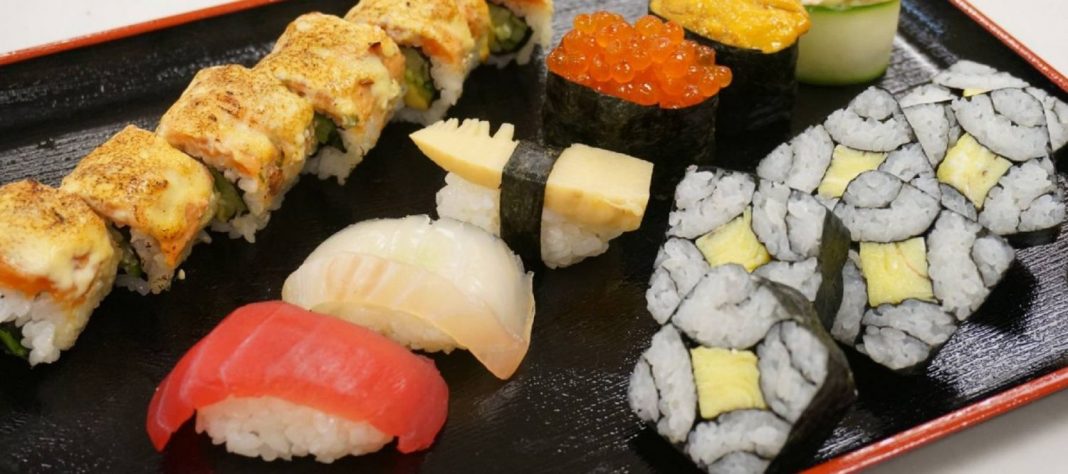 La OCU advierte: esta es la única forma segura de comer sushi