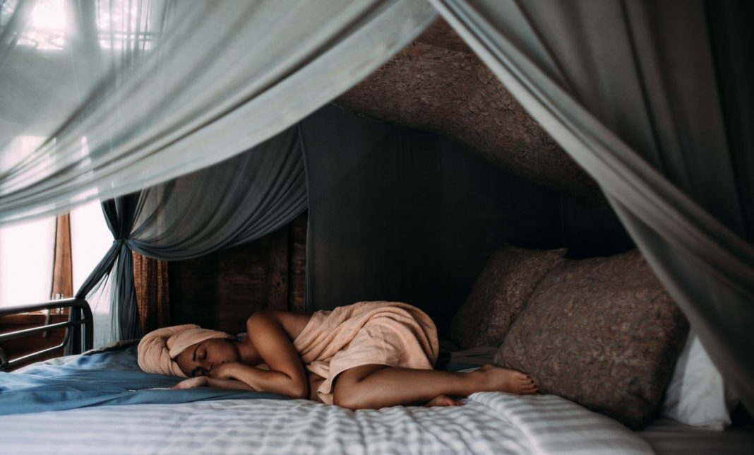 El motivo por el que no debes dormir con el ventilador encendido