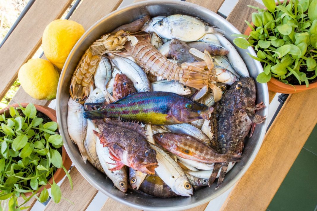 La receta que se hace con espinas de pescado para aprovecharlo todo