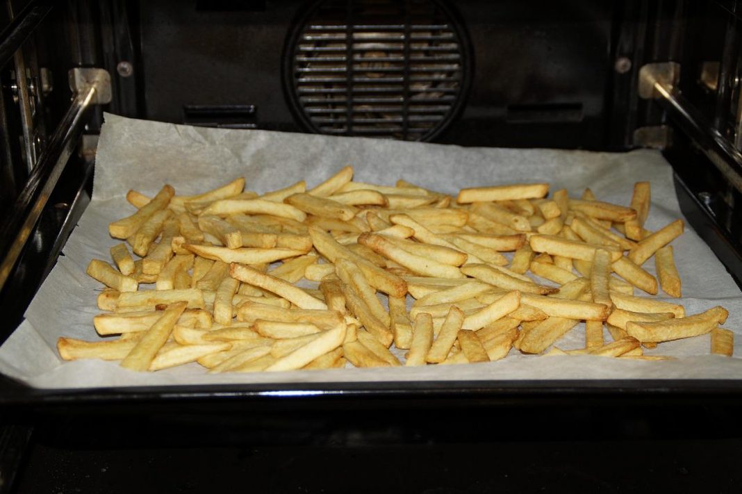 Patatas fritas al horno la manera 'sana' de hacerlas crujientes por fuera y tiernas por dentro