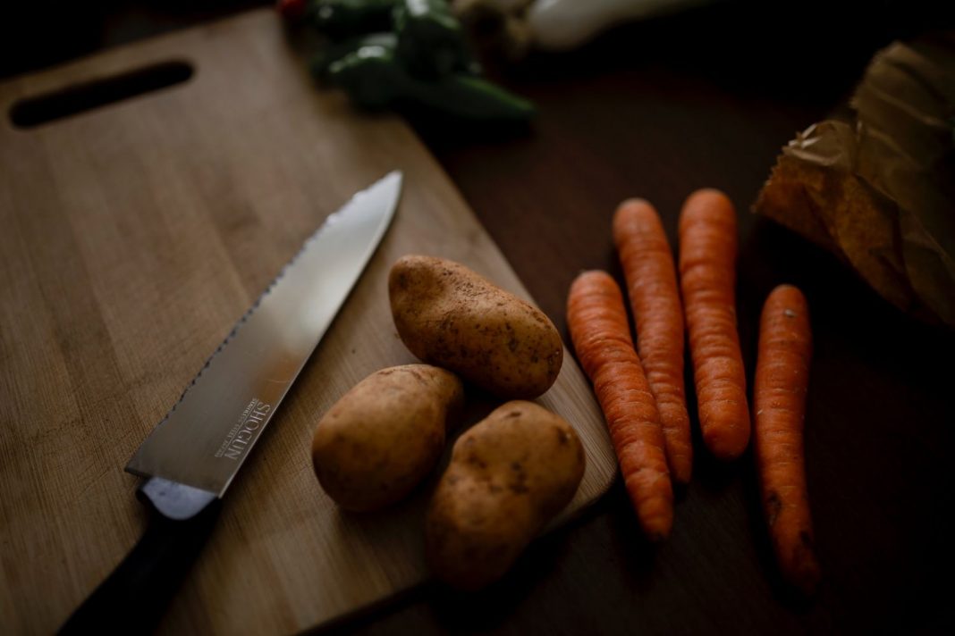 Patatas fritas al horno la manera 'sana' de hacerlas crujientes por fuera y tiernas por dentro