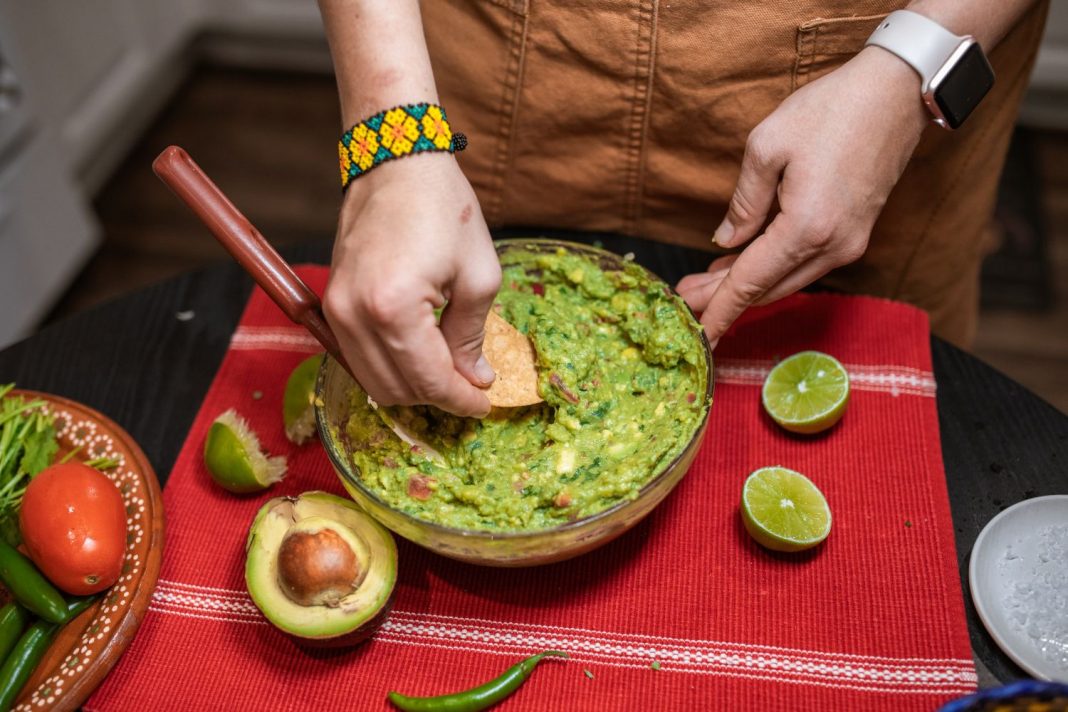 Cinco salsas que puedes preparar con aguacate