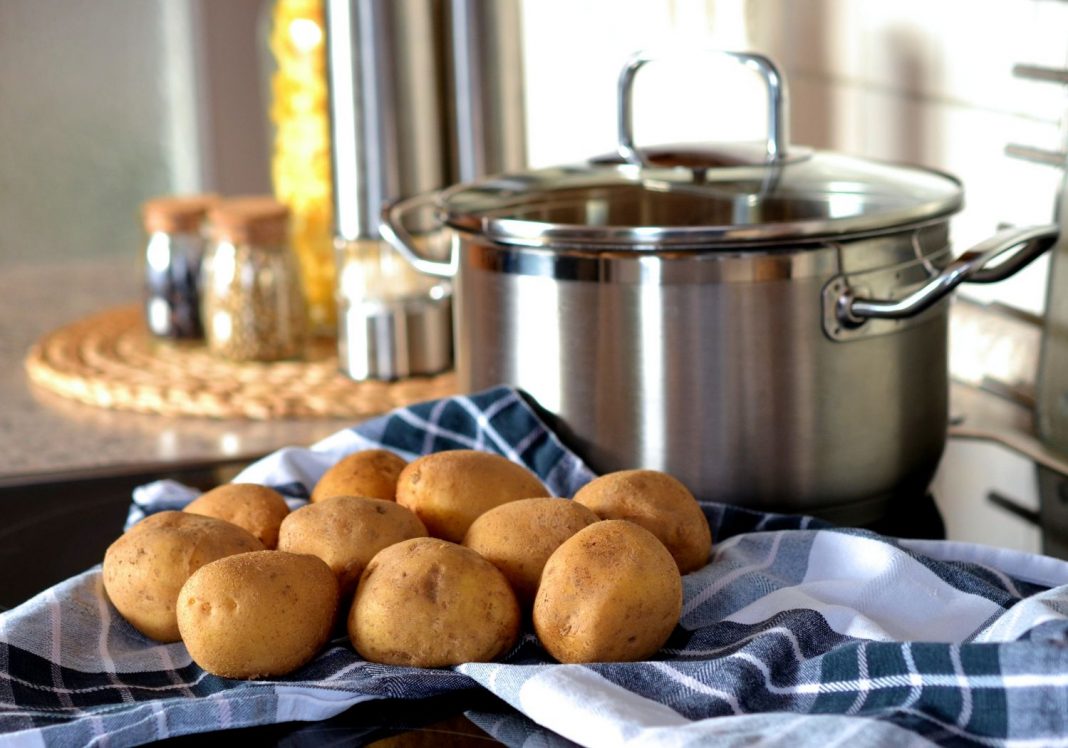 El truco para cocer o hervir patatas en cinco minutos