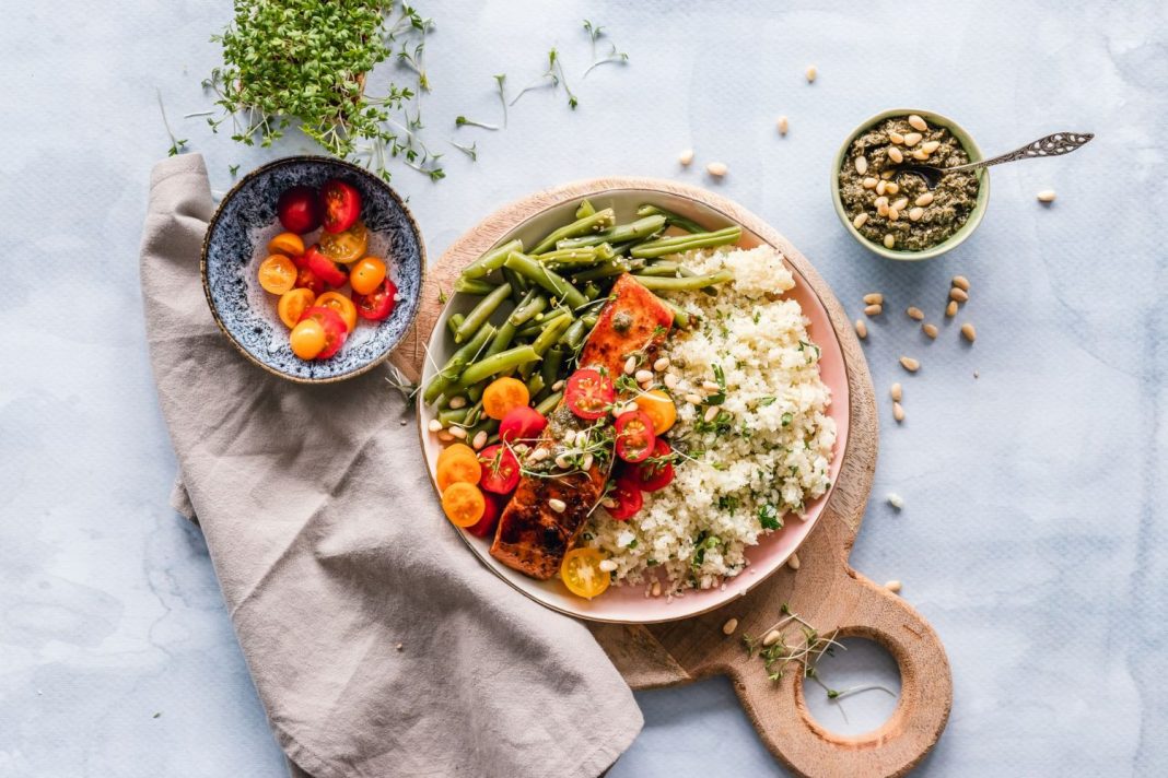 Ensalada de frutas y verduras el acompañamiento que combina a la perfección