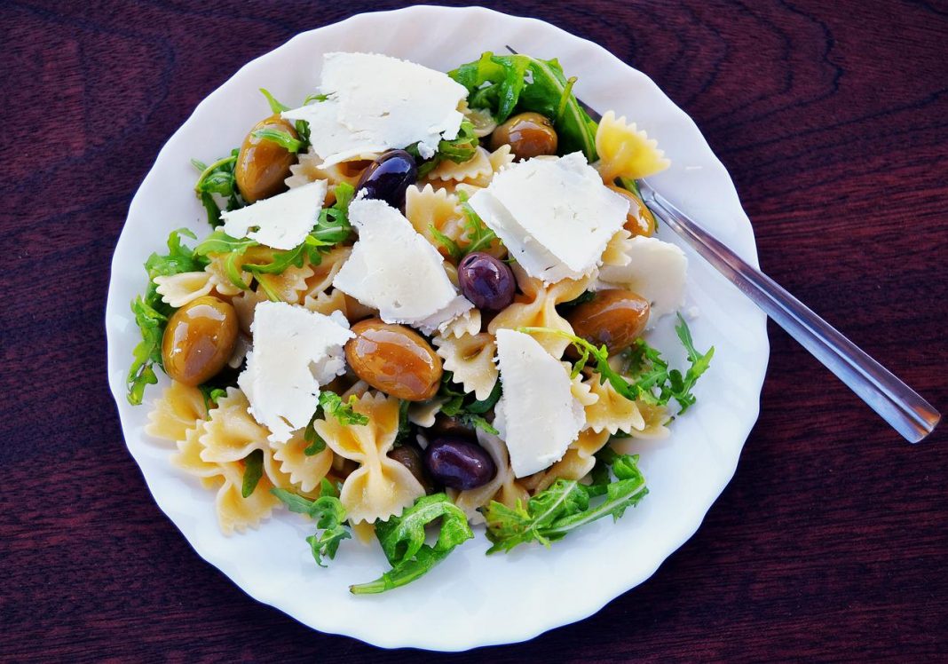 Ensalada de pasta y yogur el plato perfecto para los días de más calor