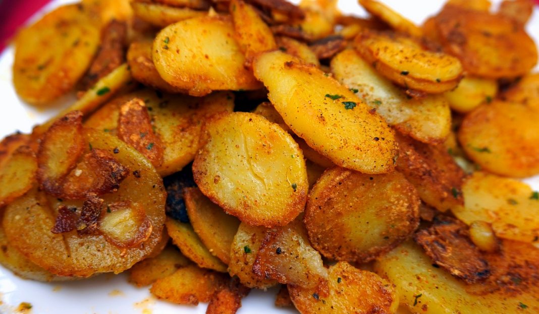 Patatas a lo pobre el plato de tapa que nadie se resiste a comer