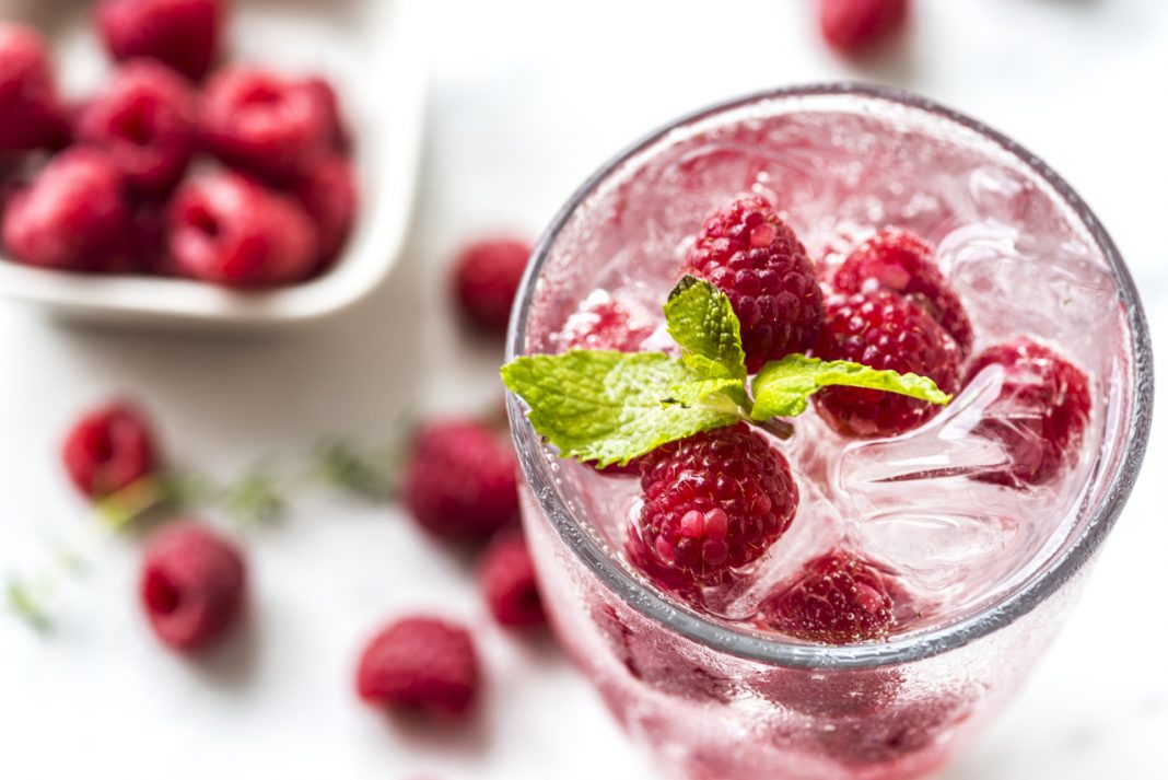 Así se prepara el fraise melba, el postre original de Tamara Falcó