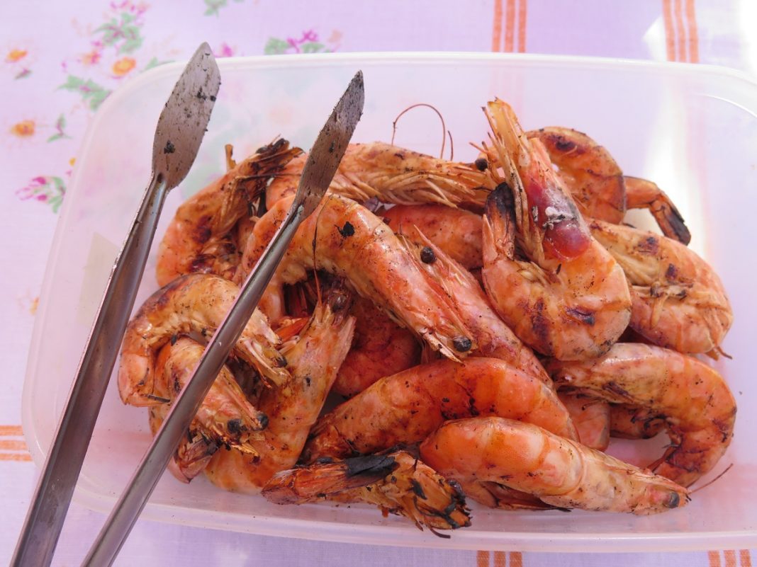 Gambas a la plancha el truco para que jamás se te pegue ni un bigote