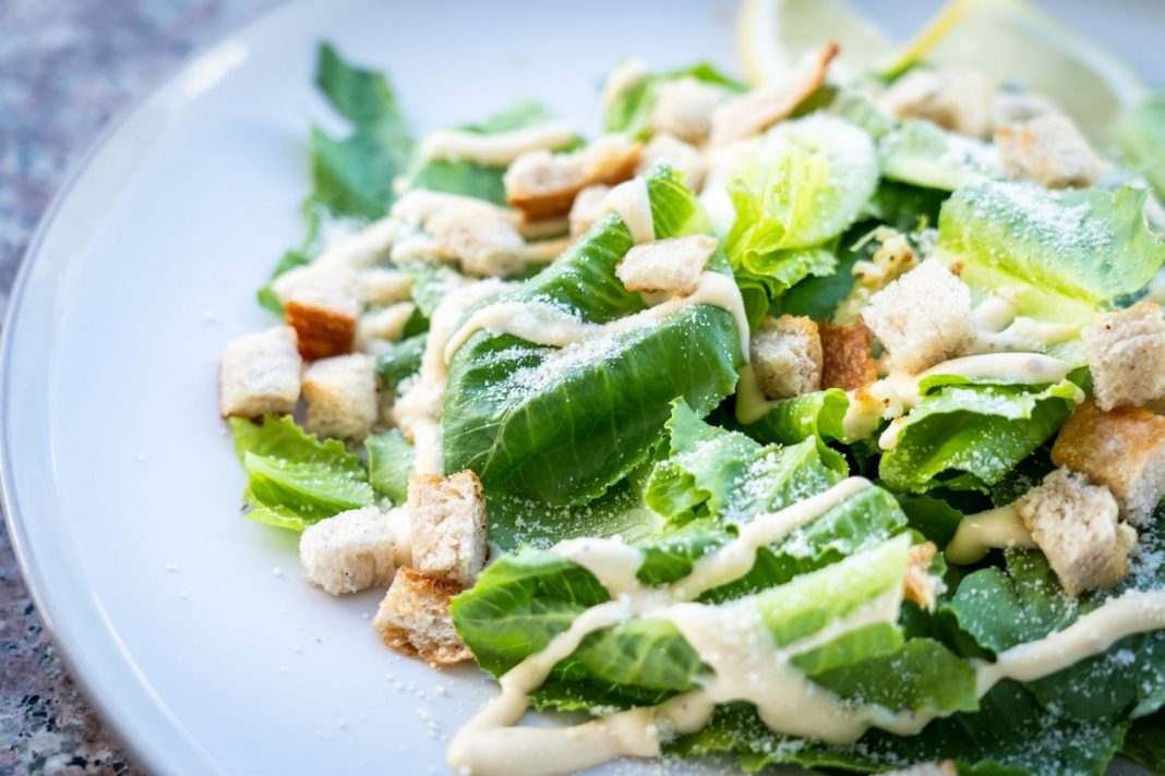 Los ingredientes de una ensalada que la harán más calórica que una hamburguesa