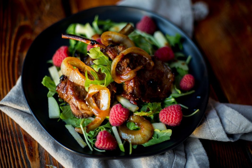 Los ingredientes de una ensalada que la harán más calórica que una hamburguesa