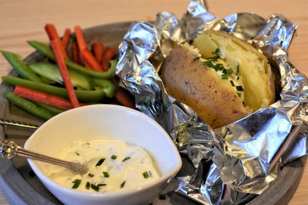 Patatas rellenas de verduras: el plato barato que quedará muy curioso en tu mesa