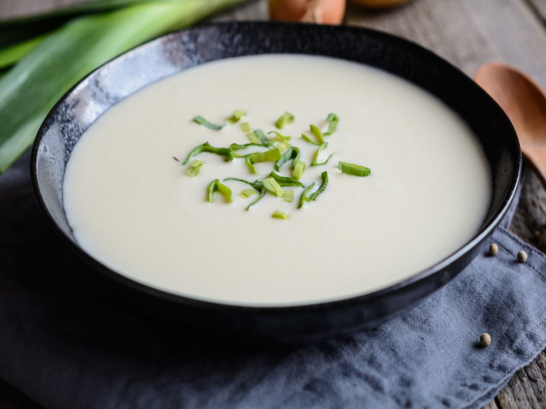 Vichyssoise la crema fría de verano que vas a hacer perfecta con esta receta