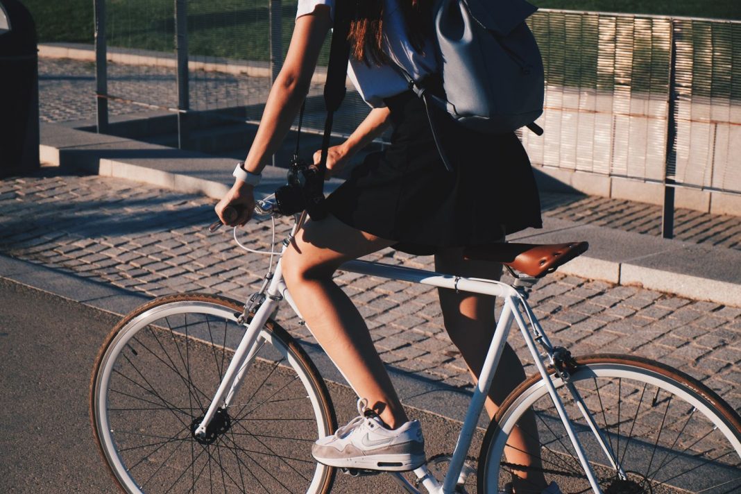 DGT: la multa que te caerá si no le das prioridad a las bicicletas en esto