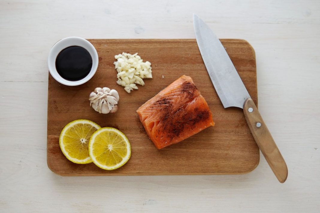 Chicote quita las espinas de salmón con este truco