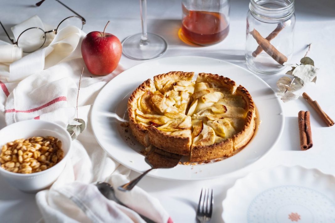 La tarta de manzana más sencilla que harás solo en 10 minutos