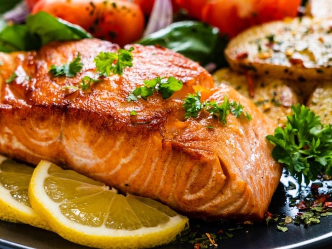 Salmón a la plancha: el secreto para que no se te pegue en la sartén