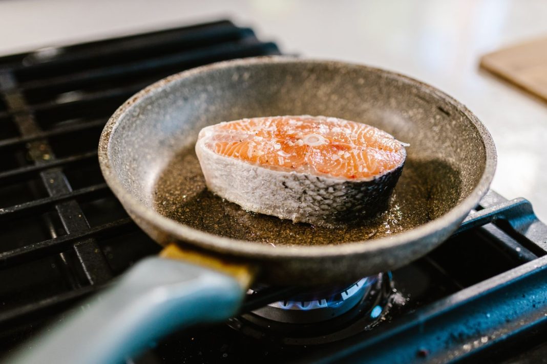 Salmón a la plancha: el secreto para que no se te pegue en la sartén