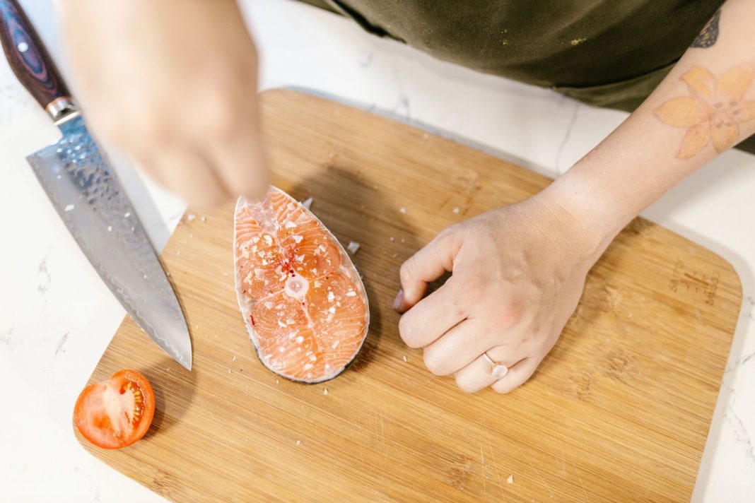 Salmón a la plancha: el secreto para que no se te pegue en la sartén