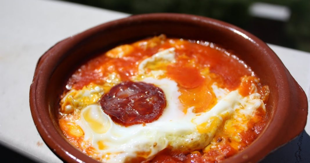 Huevos al purgatorio: así te puedes comer un chute de proteínas y tener un plato delicioso