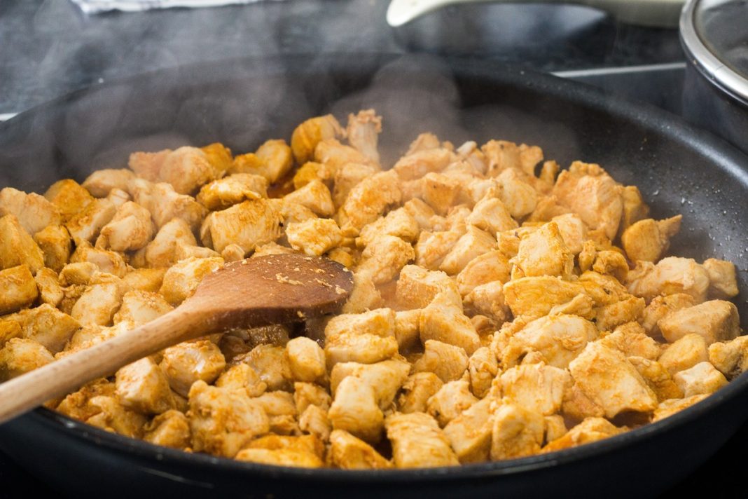 Pollo al curry, la receta paso a paso que solo tarda 15 minutos