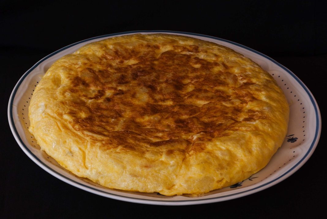 Tortilla de patatas con jamón york y queso: la mezcla perfecta entre los ingredientes