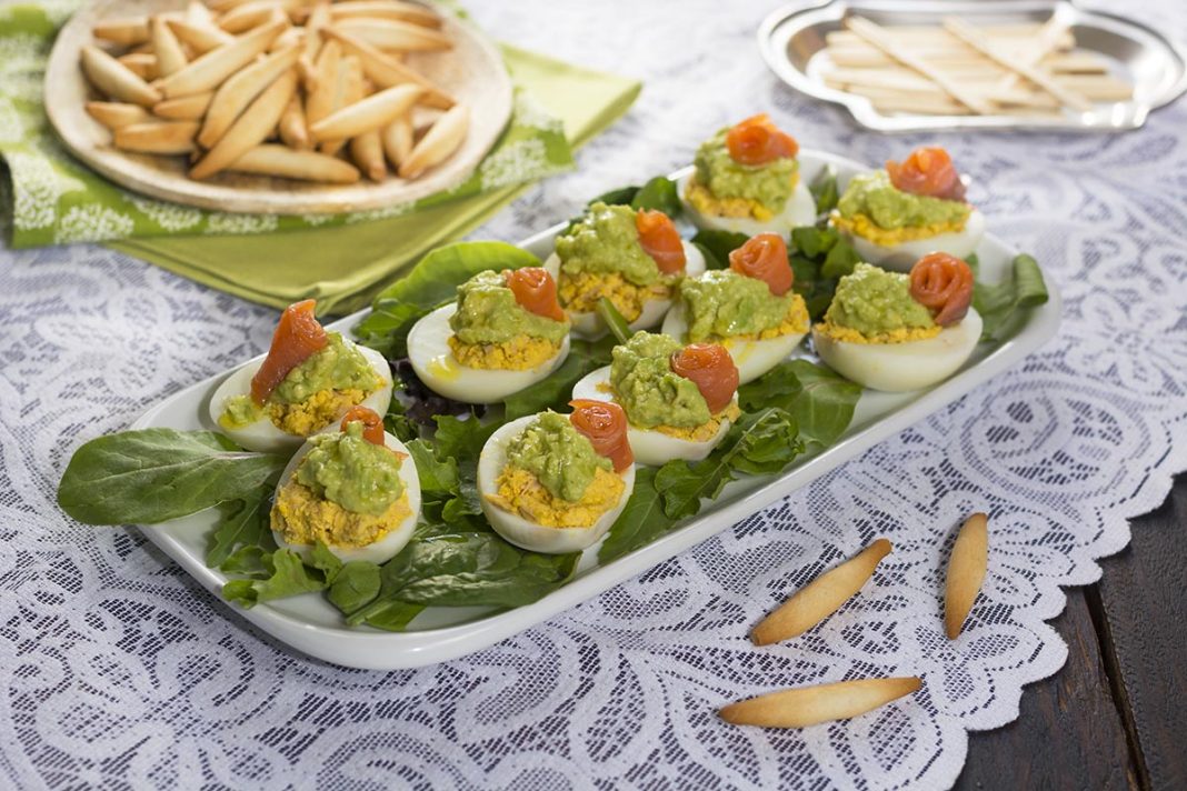 La sencilla receta de huevos rellenos de aguacate como entrante