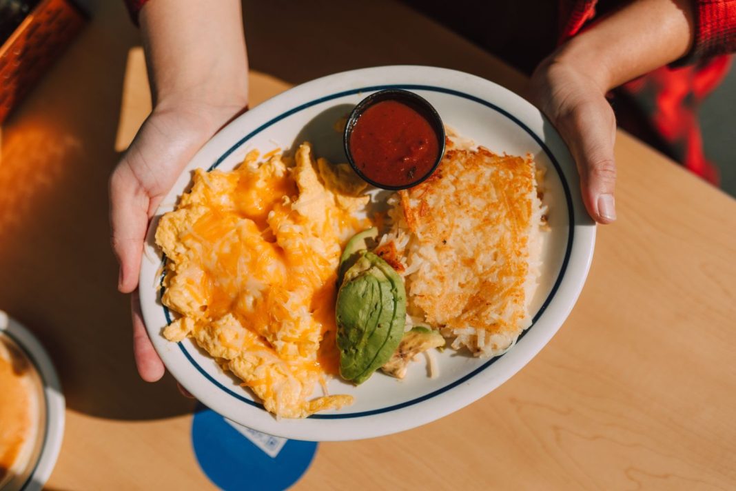 Así puedes hacerte una tortilla francesa sin usar sartén ni aceite