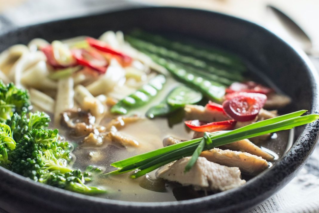 Caldo de pollo y verduras, la receta de la abuela para un plato sabroso y nutritivo