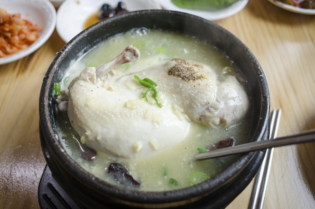 Caldo de pollo y verduras, la receta de la abuela para un plato sabroso y nutritivo