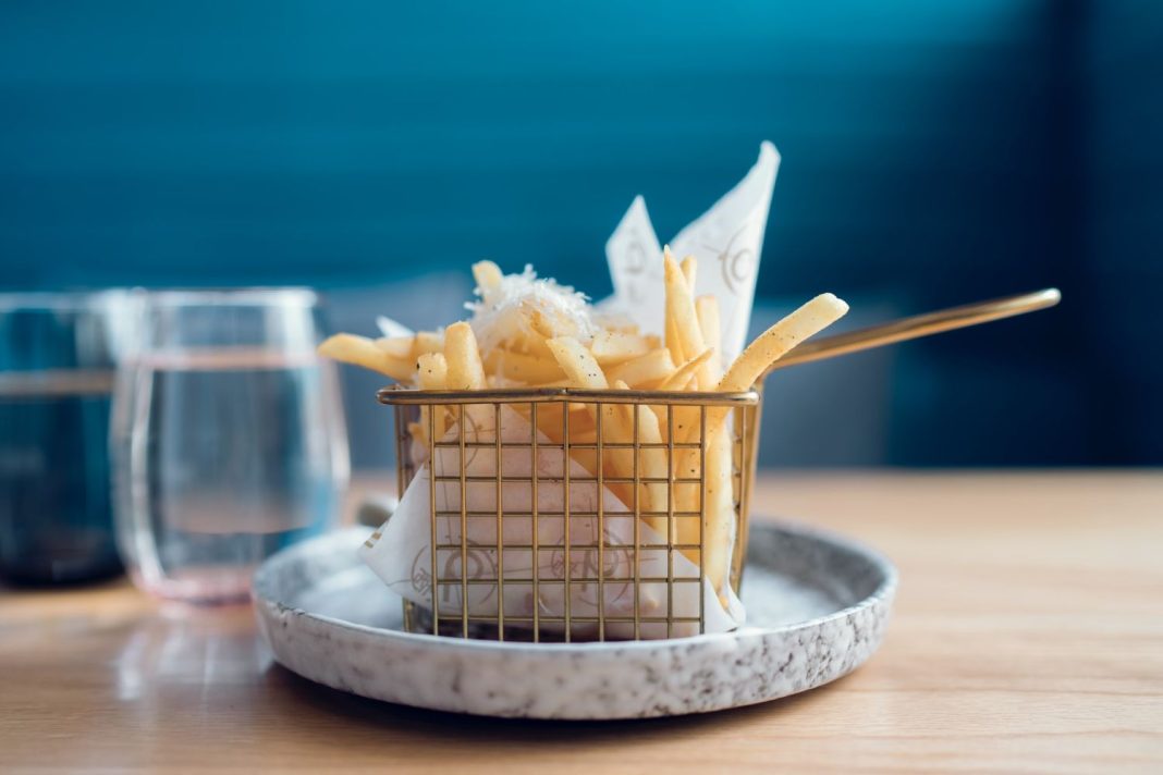 El truco para que las patatas fritas se queden doradas por fuera y tiernas por dentro