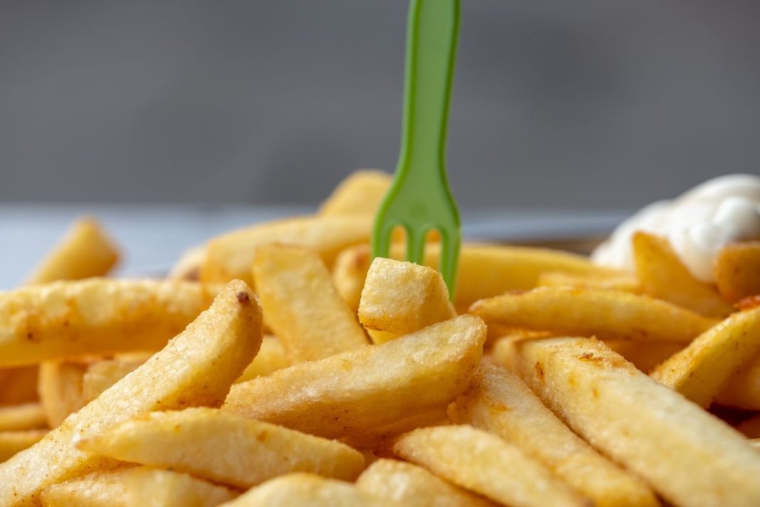 El truco para que las patatas fritas se queden doradas por fuera y tiernas por dentro
