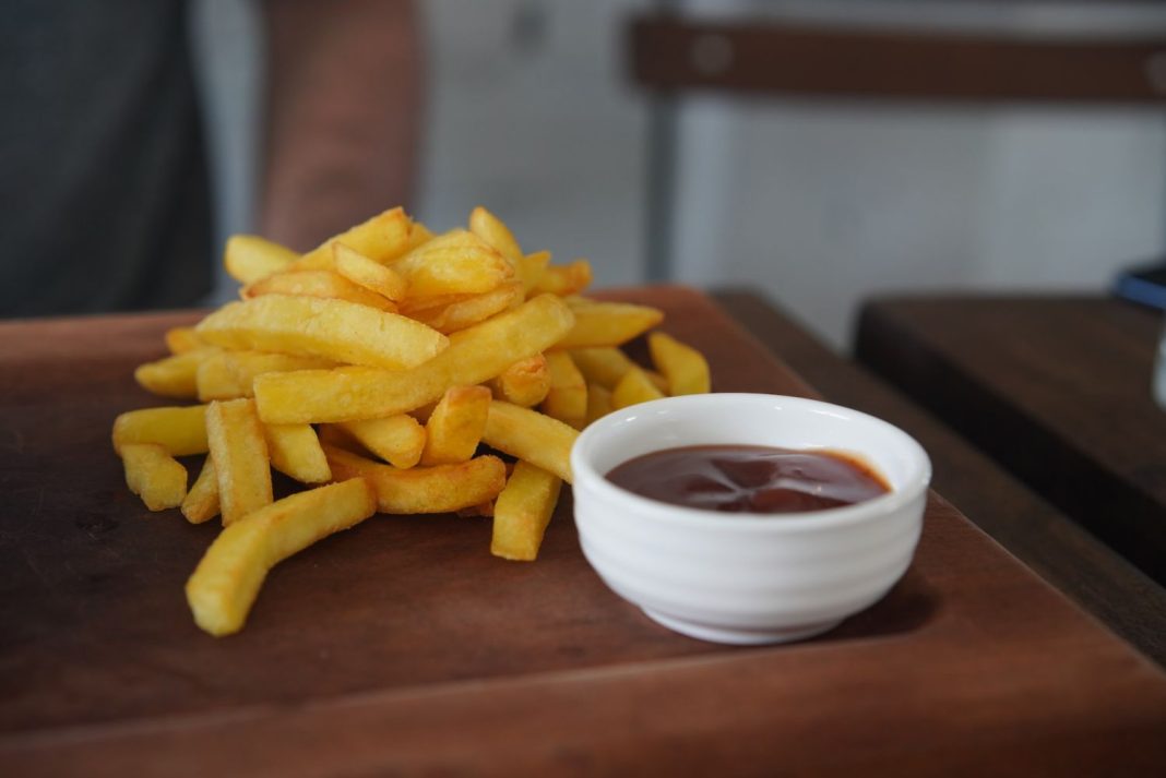 El truco para que las patatas fritas se queden doradas por fuera y tiernas por dentro