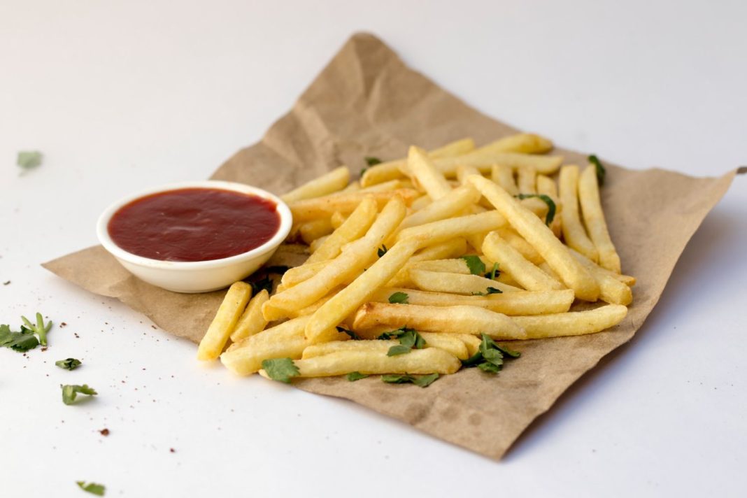 El truco para que las patatas fritas se queden doradas por fuera y tiernas por dentro